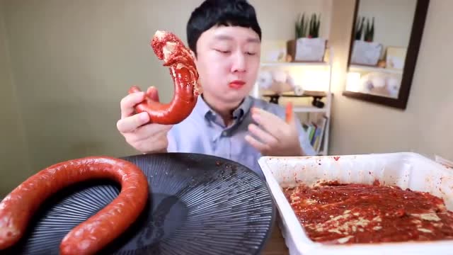 吃香肠最新,吃香肠最新，小巷中的味觉奇遇