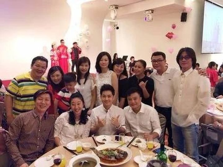 明星同窗重聚，重温时光共叙情谊，同学聚会盛大举行
